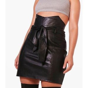 ✨boohooCURVE Paper Bag Mini Skirt ✨